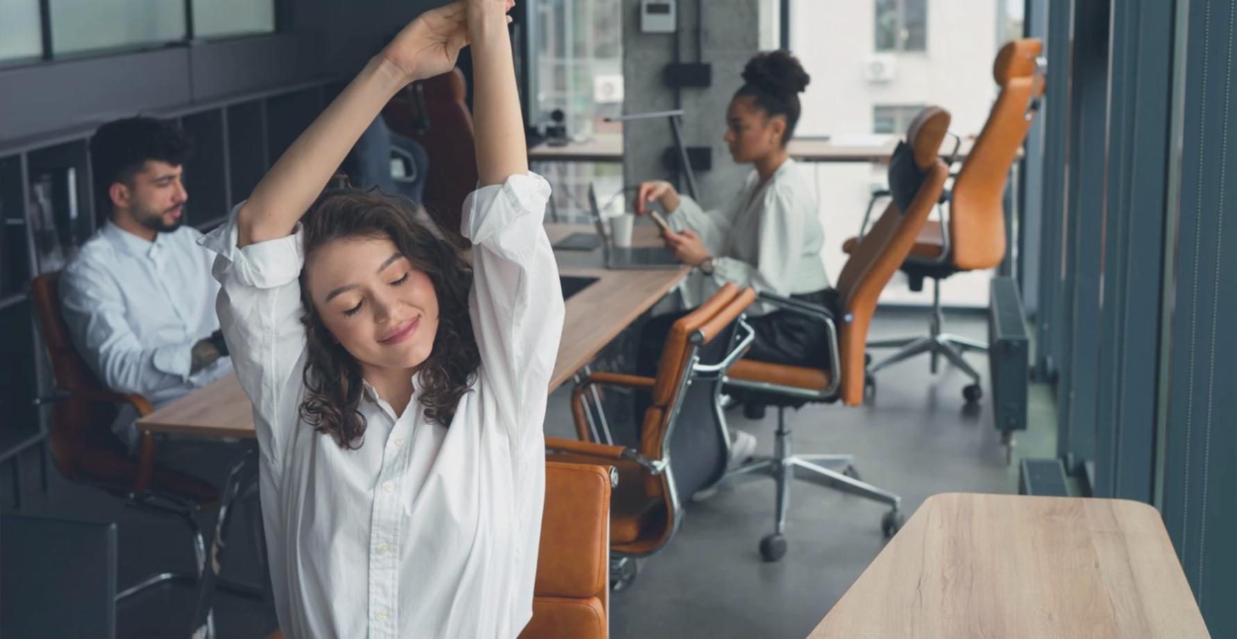 Специалист работает с финансовыми данными и аналитическими инструментами