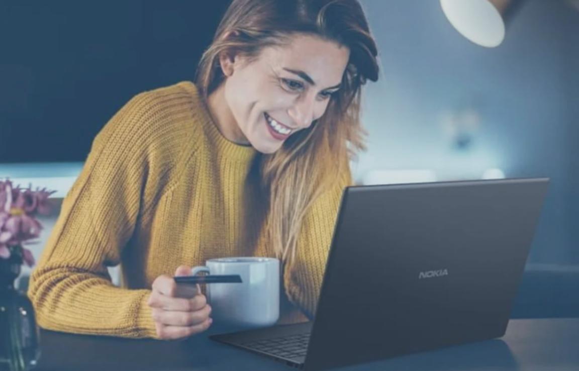 Команда специалистов обсуждает внедрение финансовых инструментов для клиента