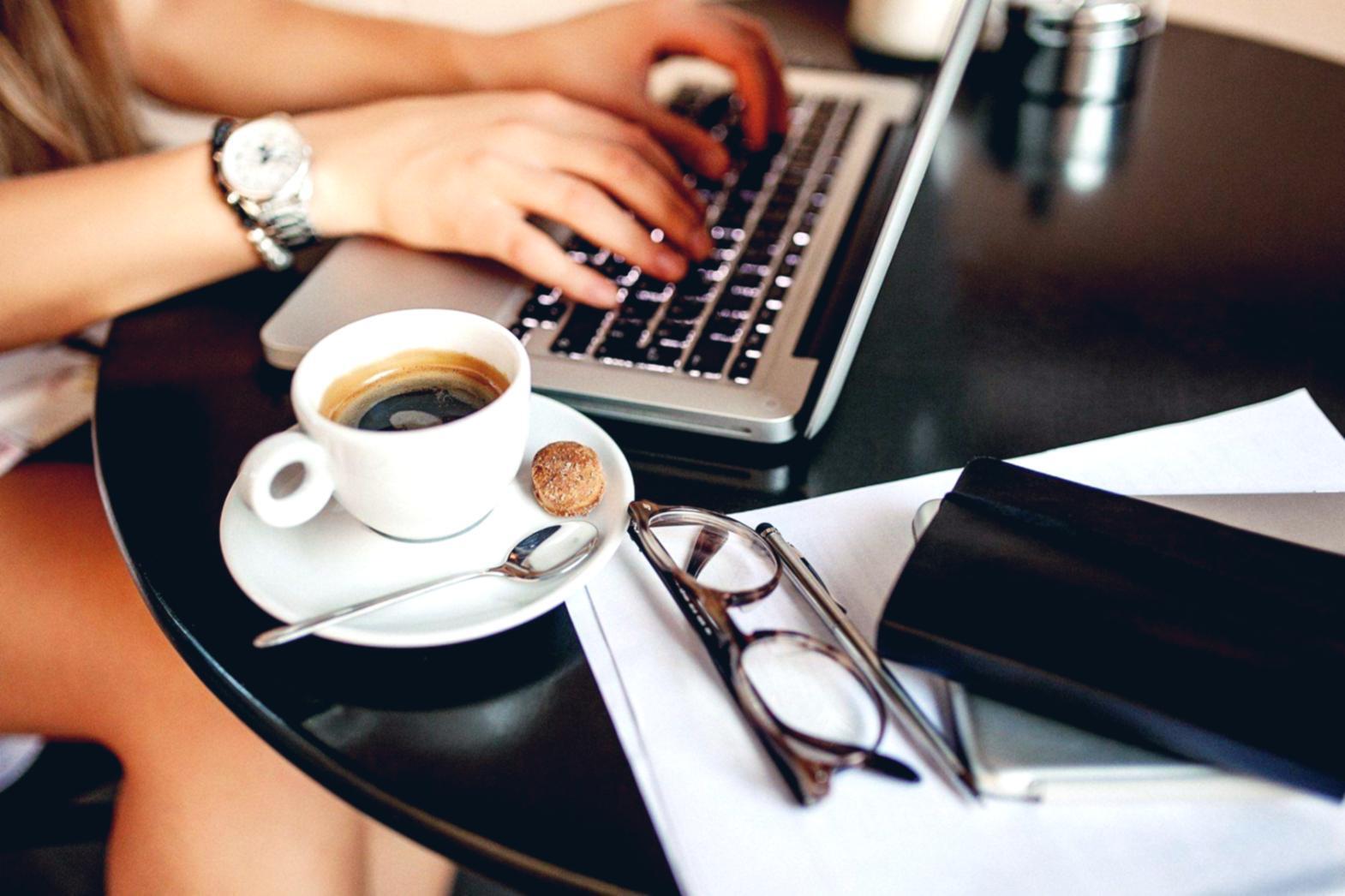 Команда финансовых аналитиков за работой с современными инструментами анализа данных